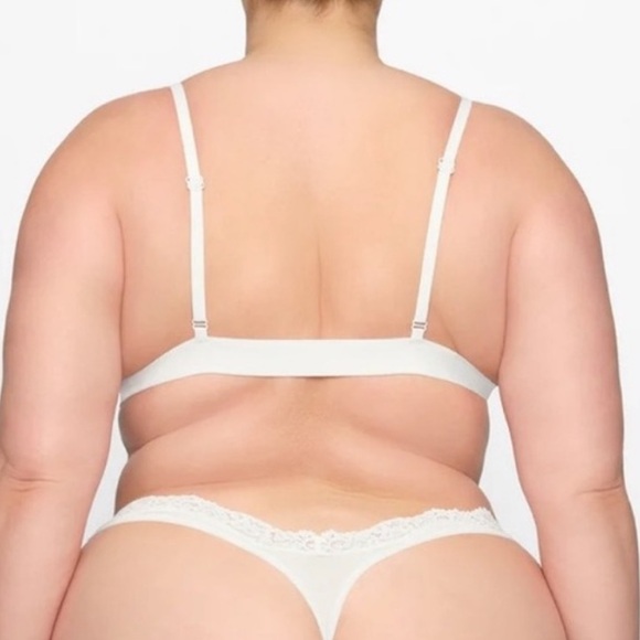 SKIMS Fits Everybody Lace Triangle Bralette — Marble - Picture 4 of 7